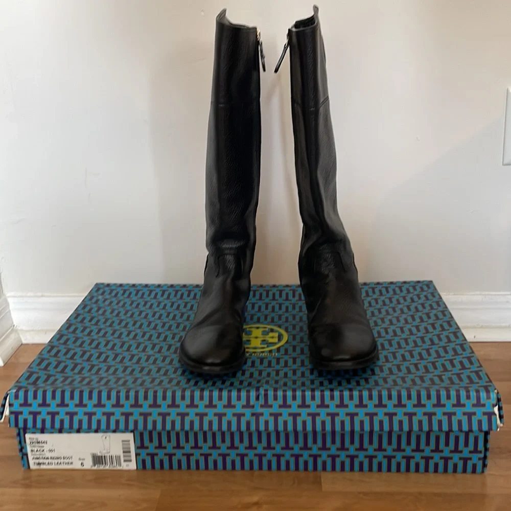 AUTHENTIC TORY BURCH JUNCTION RIDING BOOT IN PEBBLED BLACK LEATHER - Picture 4 of 6